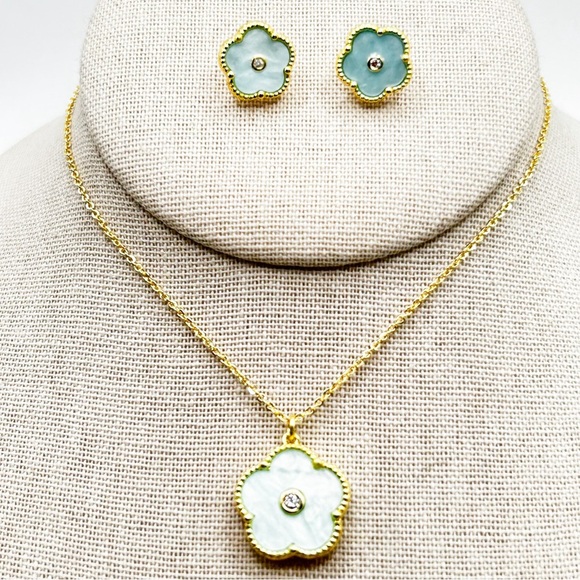 NWOT 18k Gold Plated, stainless steel light blue mother of pearl clover set - Picture 8 of 10